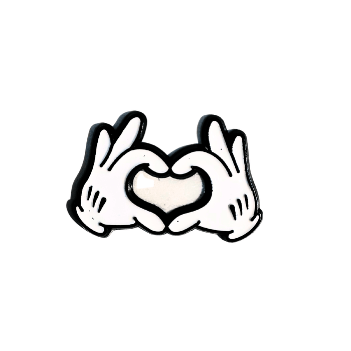 ‫ملصق معدني فاخر ثلاثي الأبعاد ( قلب يد )‬ ‫مصنوع من معدن متين بتفاصيل دقيقة‬
 ‫مزود بلصق قوي، من تميمي بروجكتس في قطر.