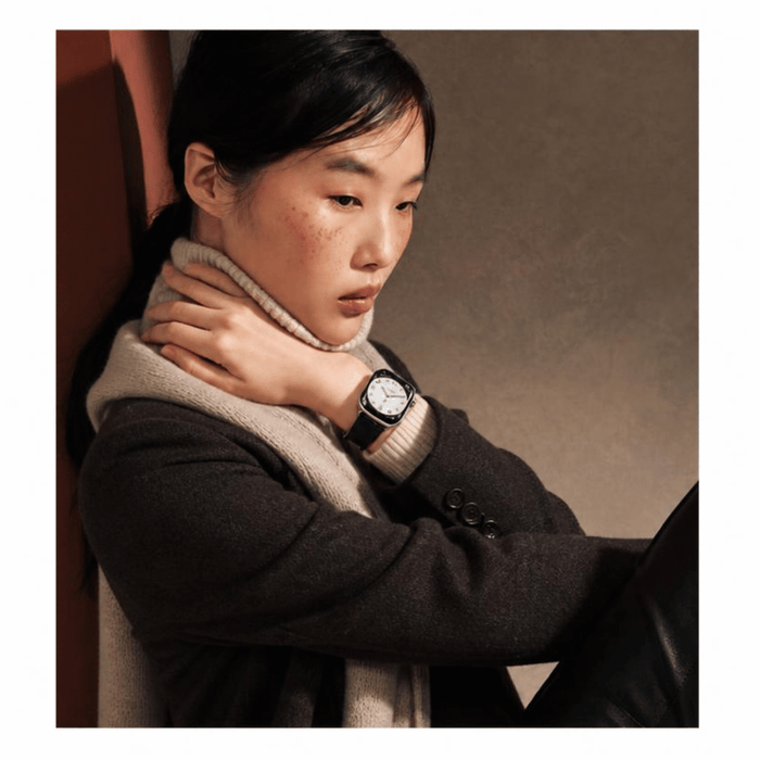 Apple Watch Hermès Series 12 GPS + Cellular 42mm Titanium with Kilim Deployment Buckle - Noir