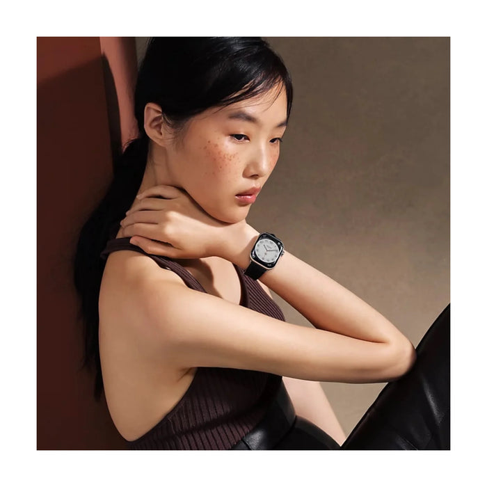 Sporty Hermès band from TaMiMi Projects Qatar. Soft, waterproof rubber with H motif and buckle. Fits Apple Watch 38/40/41/42 mm.