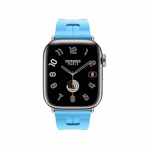 ‫ساعة Apple Watch Hermès مقاس 42 مم، إطار من التيتانيوم الفضي مع حزام Bleu Céleste Kilim Single Tour،، لدى تميمي بروجكتس في قطر.‬